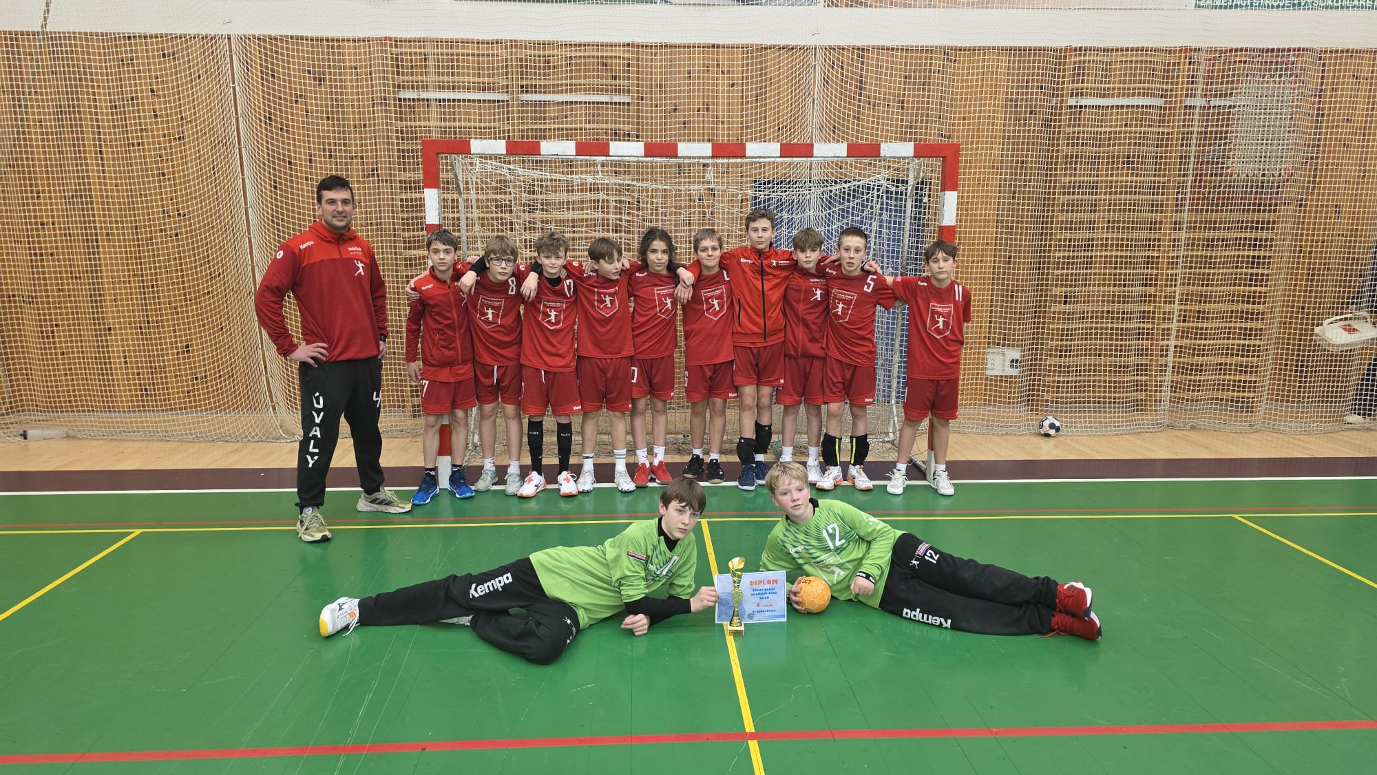 Fotka ke článku: Zlomený palec ani prohrávání 0:4 je nezastaví. Mladší žáci pokračují na vítězné vlně! Tentokrát první v Litovli.